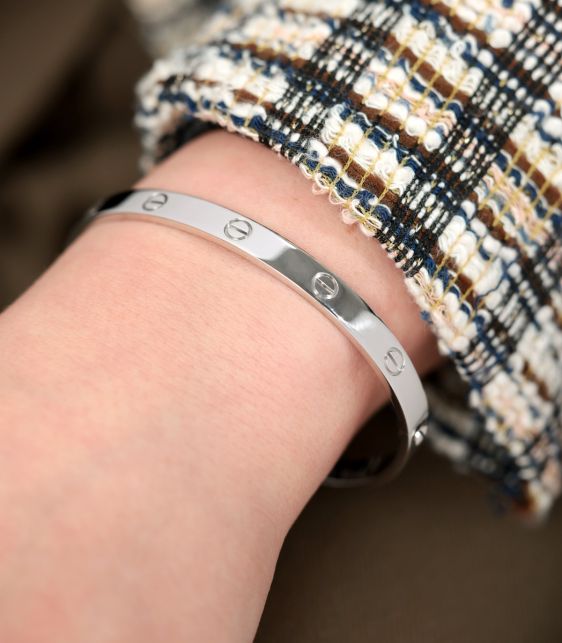 18ct White Gold Love Bangle